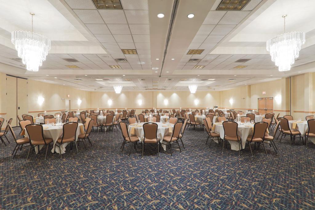 Wyndham Garden Conference Center Champaign - Urbana Hotel Eksteriør billede
