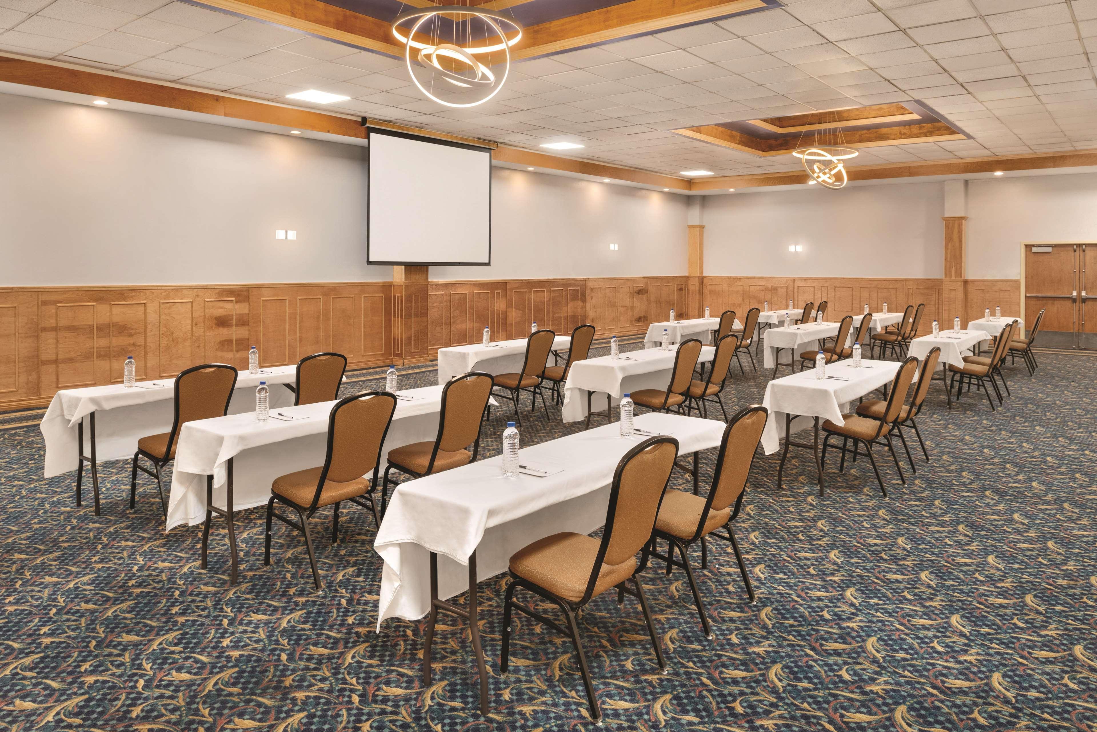 Wyndham Garden Conference Center Champaign - Urbana Hotel Eksteriør billede