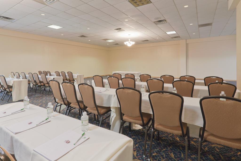Wyndham Garden Conference Center Champaign - Urbana Hotel Eksteriør billede