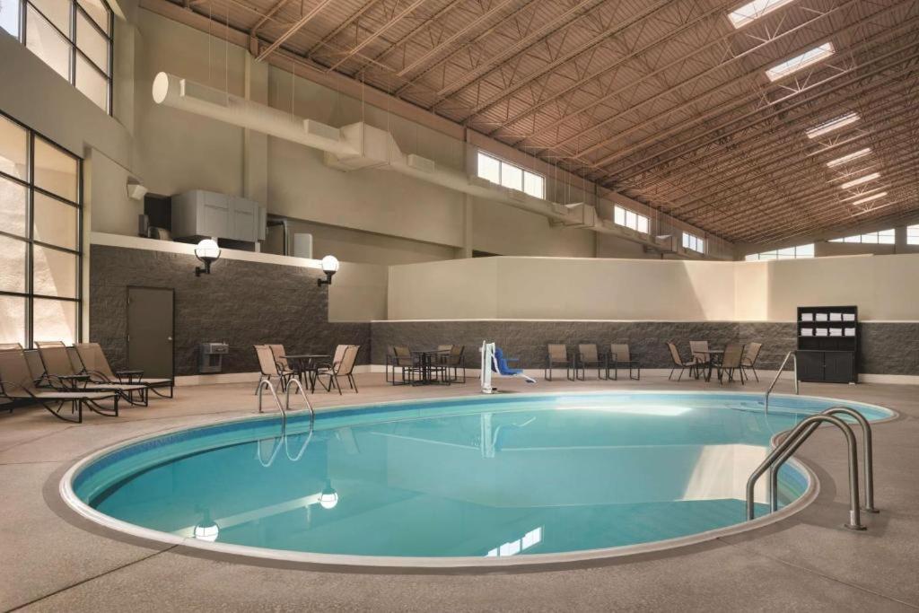 Wyndham Garden Conference Center Champaign - Urbana Hotel Eksteriør billede